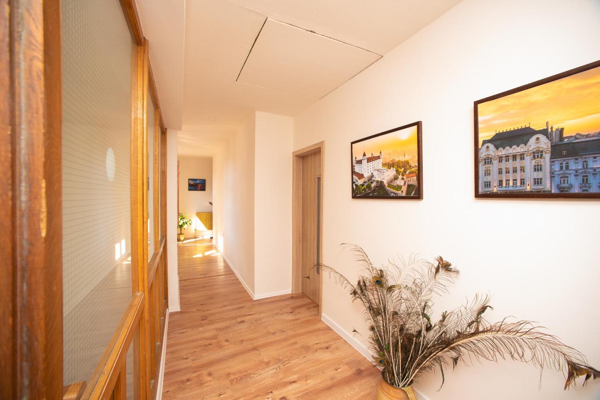 Blue Lotus Apartments ブラチスラヴァ エクステリア 写真