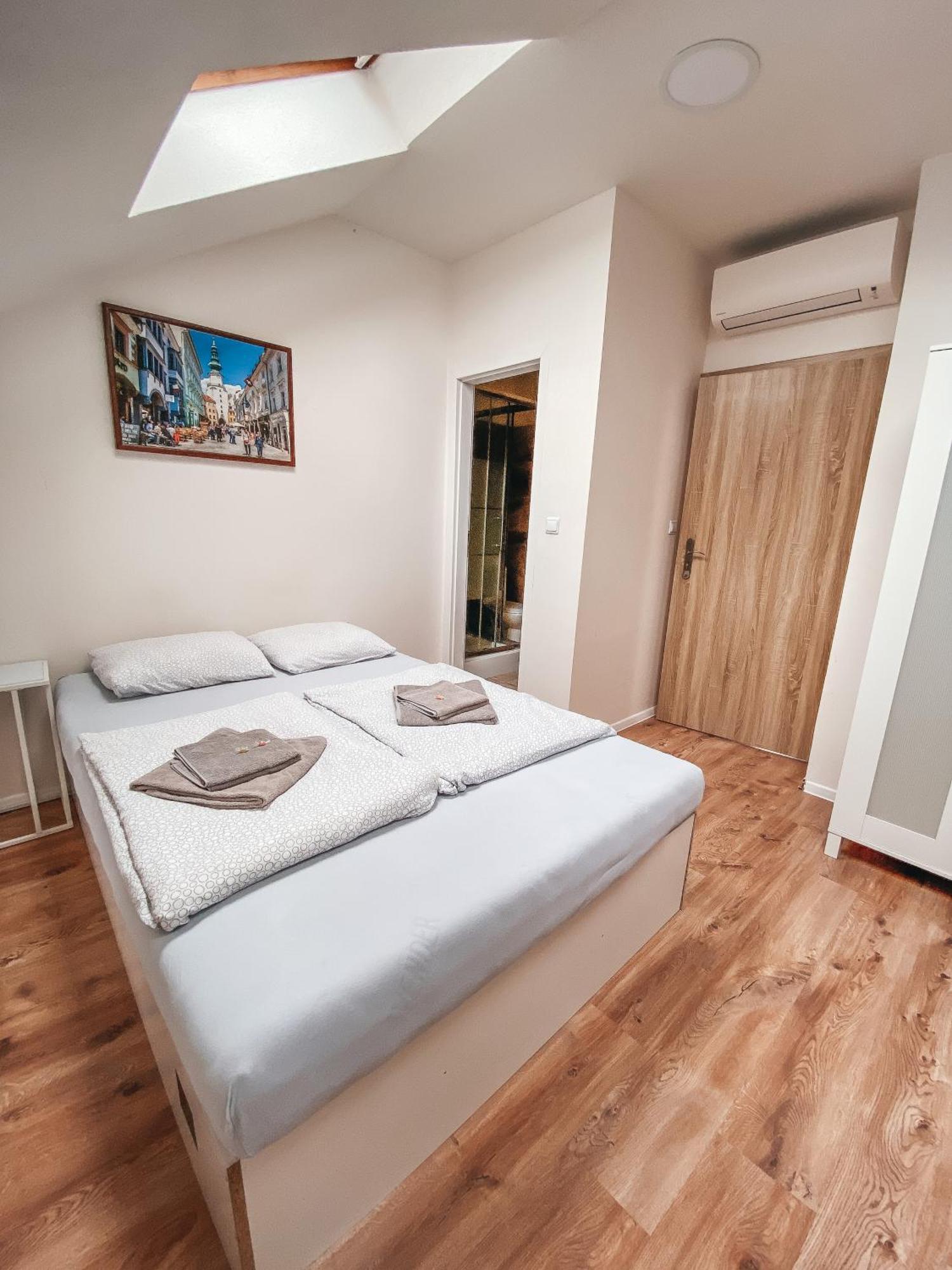 Blue Lotus Apartments ブラチスラヴァ エクステリア 写真